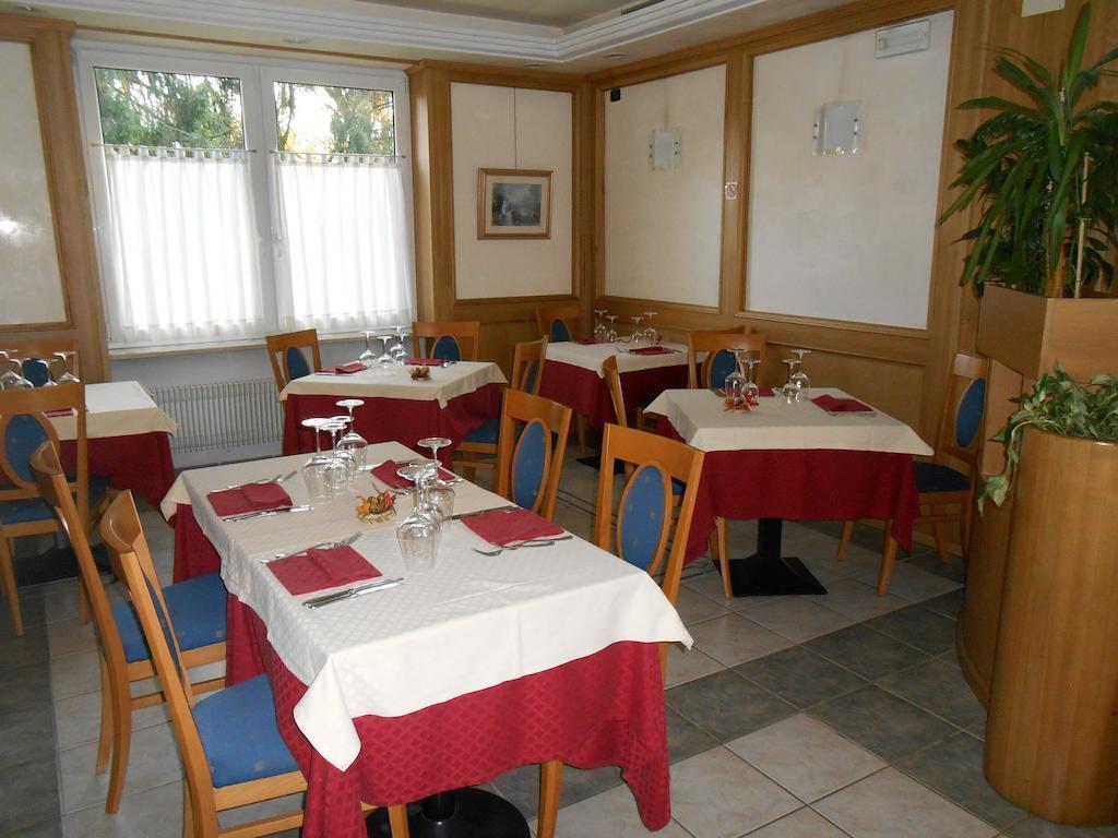 Hotel Ristorante Sagittario Feltre Exterior foto